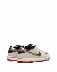 Baskets basses en daim beiges Nike