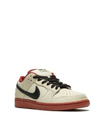 Baskets basses en daim beiges Nike