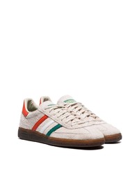 Baskets basses en daim beiges adidas