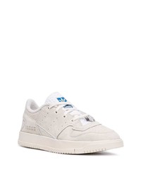 Baskets basses en daim beiges adidas