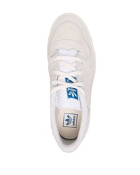 Baskets basses en daim beiges adidas