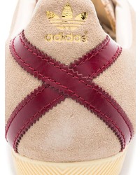 Baskets basses en daim beiges adidas