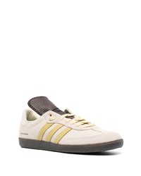 Baskets basses en daim beiges adidas