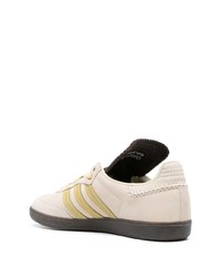 Baskets basses en daim beiges adidas