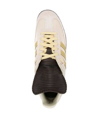 Baskets basses en daim beiges adidas