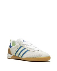 Baskets basses en daim blanc et bleu adidas