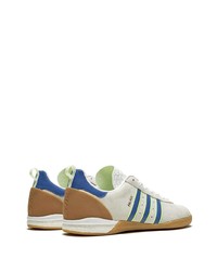 Baskets basses en daim blanc et bleu adidas