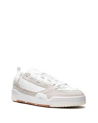 Baskets basses en daim blanches adidas