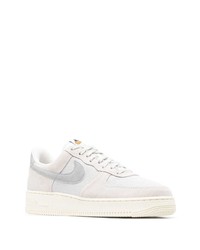 Baskets basses en daim blanches Nike