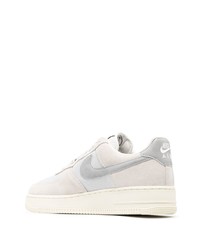 Baskets basses en daim blanches Nike