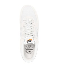 Baskets basses en daim blanches Nike