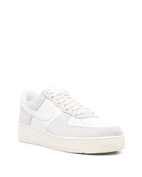 Baskets basses en daim blanches Nike