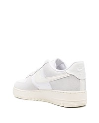 Baskets basses en daim blanches Nike