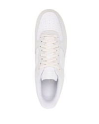 Baskets basses en daim blanches Nike