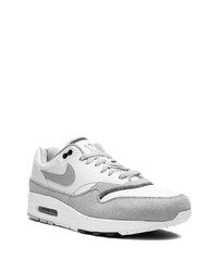 Baskets basses en daim blanches Nike