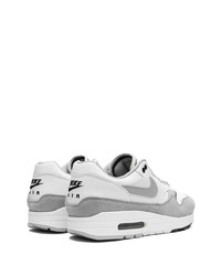 Baskets basses en daim blanches Nike