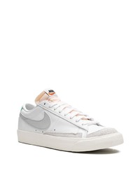 Baskets basses en daim blanches Nike