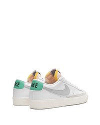 Baskets basses en daim blanches Nike