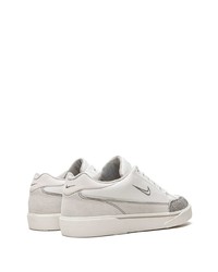 Baskets basses en daim blanches Nike