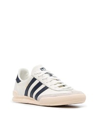 Baskets basses en daim blanches adidas