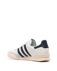 Baskets basses en daim blanches adidas