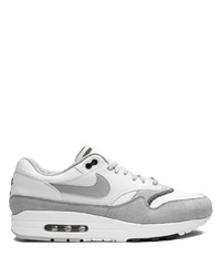 Baskets basses en daim blanches Nike