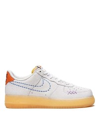 Baskets basses en daim blanches Nike