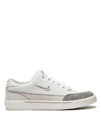 Baskets basses en daim blanches Nike