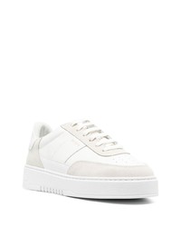 Baskets basses en daim blanches Axel Arigato