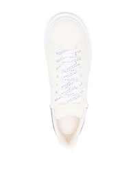 Baskets basses en daim blanches Alexander McQueen