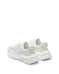 Baskets basses en daim blanches Prada