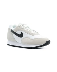 Baskets basses en daim blanches Nike