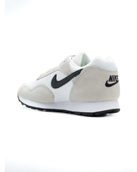 Baskets basses en daim blanches Nike