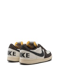 Baskets basses en daim blanches Nike