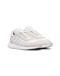 Baskets basses en daim blanches adidas