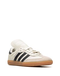 Baskets basses en daim blanches adidas