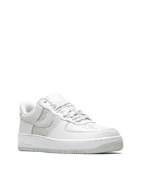 Baskets basses en daim blanches Nike