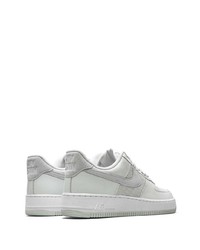 Baskets basses en daim blanches Nike