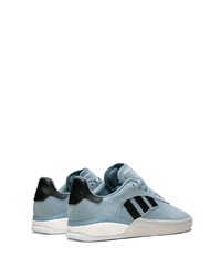 Baskets basses en daim bleu clair adidas