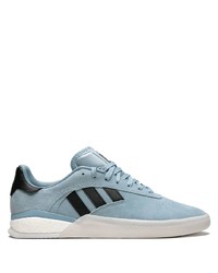 Baskets basses en daim bleu clair adidas