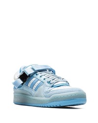 Baskets basses en daim bleu clair adidas