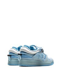 Baskets basses en daim bleu clair adidas