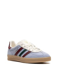 Baskets basses en daim bleu clair adidas