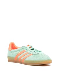 Baskets basses en daim bleu clair adidas