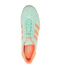 Baskets basses en daim bleu clair adidas