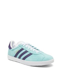 Baskets basses en daim bleu clair adidas