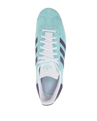 Baskets basses en daim bleu clair adidas