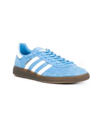 Baskets basses en daim bleu clair adidas