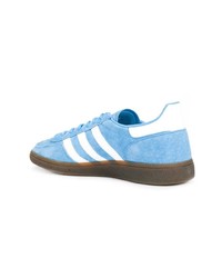 Baskets basses en daim bleu clair adidas