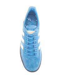 Baskets basses en daim bleu clair adidas